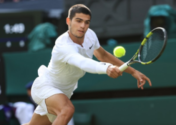 Iga Swiatek Tennis Racquet: Get the Inside Scoop on Her Gear!