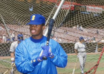 Thinking of selling? Understand the Reggie Jackson baseball card price trends before listing your cards.